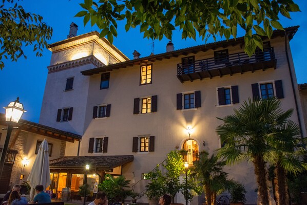 Front of property – evening/night - Residence La Colombera (Riva del Garda)