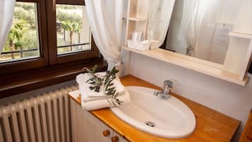 Dusch, regndusch, gratis toalettartiklar och hÄrtork