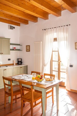 Apartment, 1 Bedroom | Living room | Flat-screen TV - Residence La Colombera (Riva del Garda)