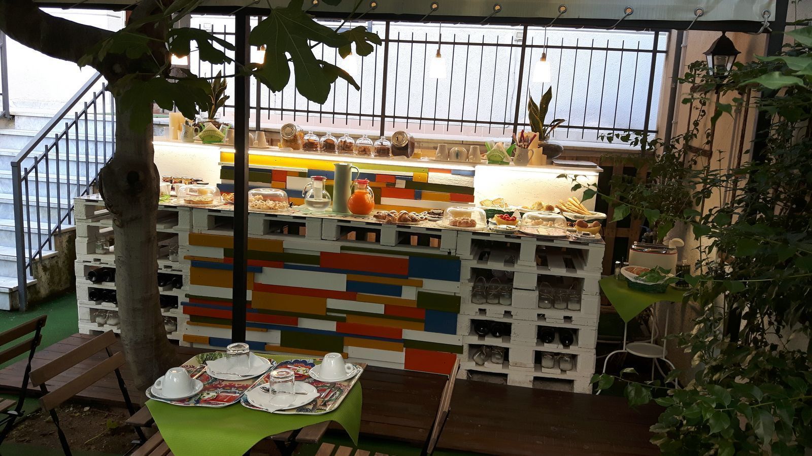 Free buffet breakfast 