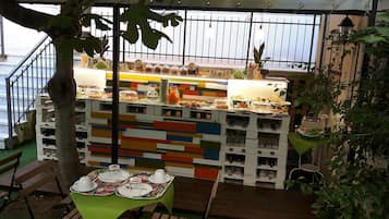 Petit déjeuner buffet compris