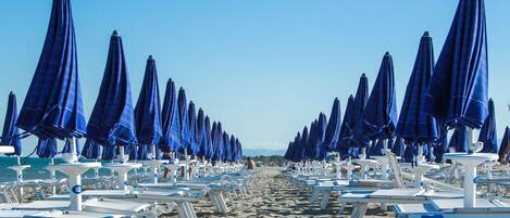 Privatstrand in der Nähe, Sonnenschirme