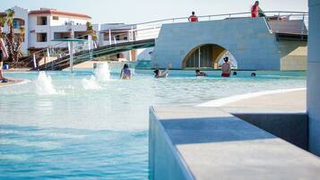 Una piscina al aire libre de temporada