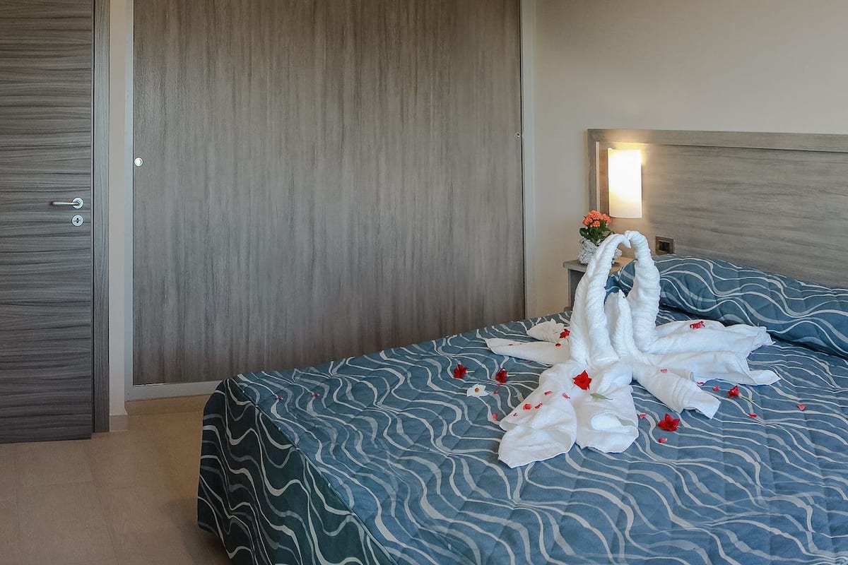 In-room safe, desk, bed sheets