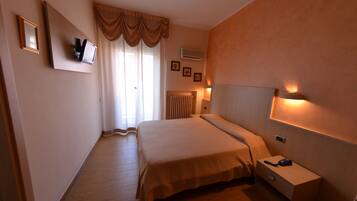 Quarto triplo | Frigobar, cofres nos quartos, cortinas blackout