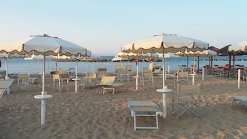 Privat strand i närheten, vit sandstrand, solstolar och parasoller