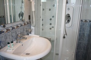 Economy-Doppelzimmer | Badezimmer