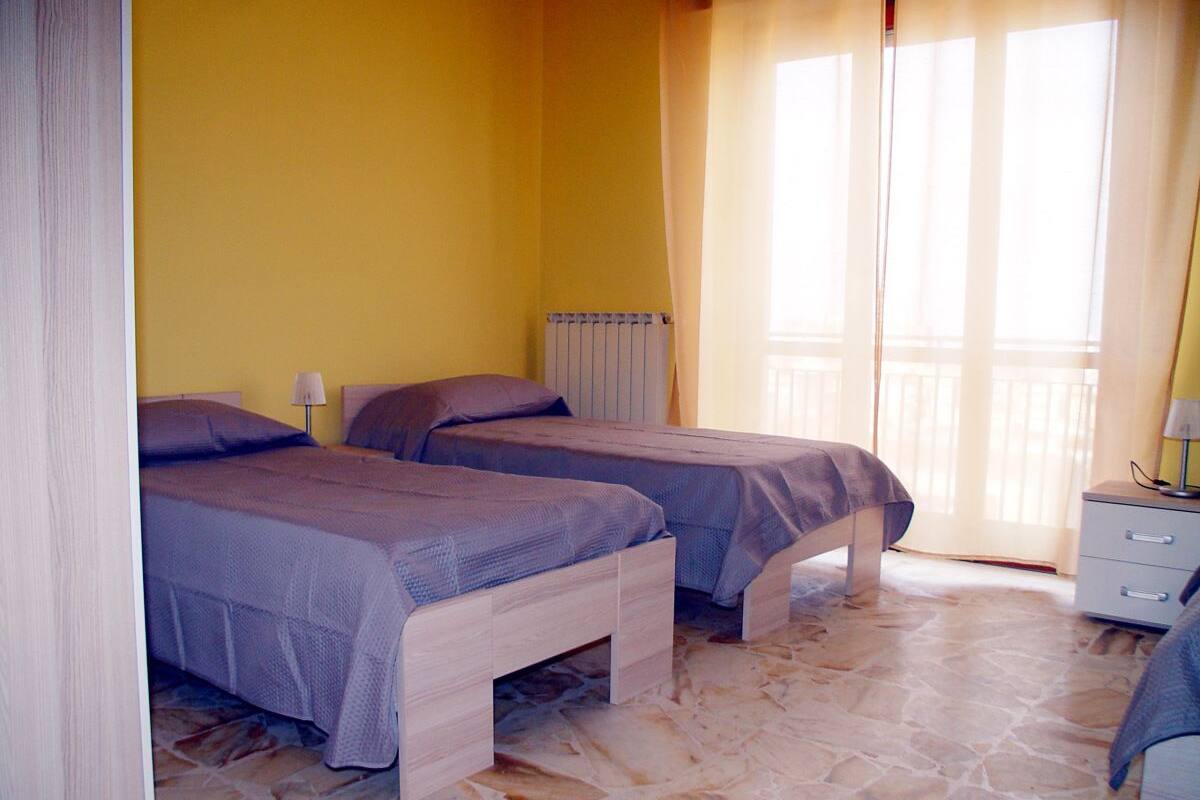Chambre Triple | Bureau, lits bébé (gratuits), Wi-Fi gratuit, décoration personnalisée
