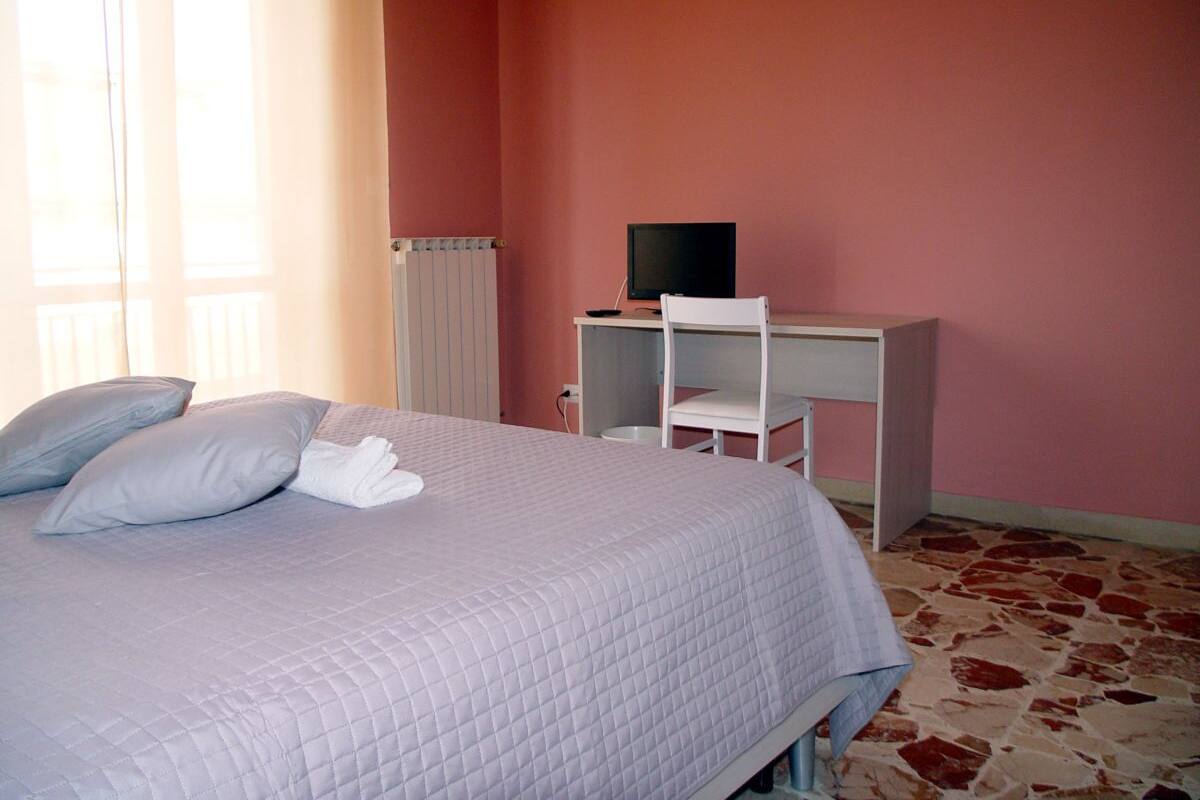 Chambre Double pour 1 personne | Bureau, lits bébé (gratuits), Wi-Fi gratuit, décoration personnalisée