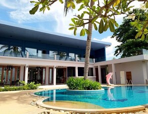 Outdoor pool, pool loungers - Talkoo Beach Resort Khanom (Khanom)