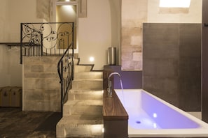 Deluxe Suite, 1 King Bed, Bathtub | Hypo-allergenic bedding, down duvets, memory-foam beds, minibar - Giardino di Pietra (Ragusa)