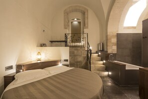 Deluxe Suite, 1 King Bed, Bathtub | Hypo-allergenic bedding, down duvets, memory-foam beds, minibar - Giardino di Pietra (Ragusa)
