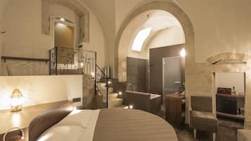 Deluxe-Suite, 1Â King-Bett, Badewanne | Allergikerbettwaren, Daunenbettdecken, Betten mit Memory-Foam-Matratzen