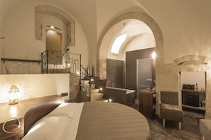 Deluxe Suite, 1 King Bed, Bathtub | Hypo-allergenic bedding, down duvets, memory-foam beds, minibar - Giardino di Pietra (Ragusa)