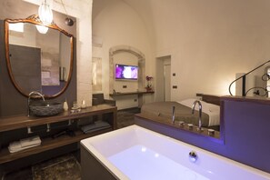 Deluxe Suite, 1 King Bed, Bathtub