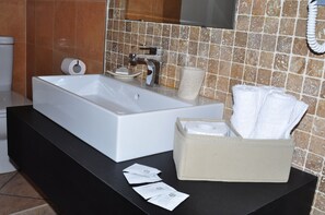 Luxury Triple Room, Private Bathroom | Bathroom amenities