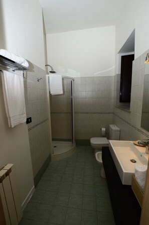 Deluxe-Doppelzimmer, eigenes Bad | Badezimmer | Dusche, Regendusche, kostenlose Toilettenartikel, Haartrockner