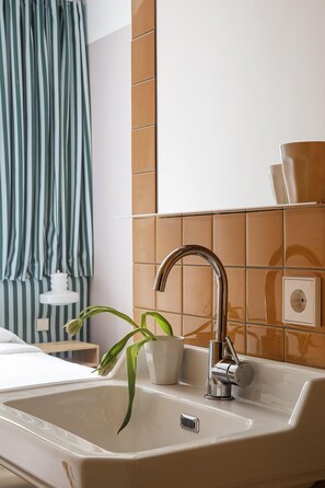 Quarto casal standard, suíte | Banheiro | Secador de cabelo, toalhas de banho