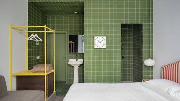 Standaard tweepersoonskamer, en-suite badkamer | Een kluis op de kamer, een bureau, gratis wifi, beddengoed