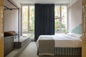 Superior Double Room, Private Bathroom | In-room safe, desk, free WiFi, bed sheets - Hostal Armesto (Madrid)