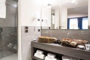 Deluxe Suite | Bathroom | Rainfall showerhead, designer toiletries, hair dryer, bathrobes - Sport Hotel Majarè (San Giovanni di Fassa)