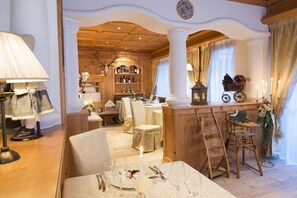 2 restaurants servant le déjeuner et le dîner, plats Cuisine régionale