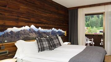 Deluxe Suite | Down comforters, in-room safe, individually furnished, desk