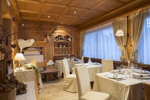2 restaurants; lunch and dinner served  - Sport Hotel Majarè (San Giovanni di Fassa)