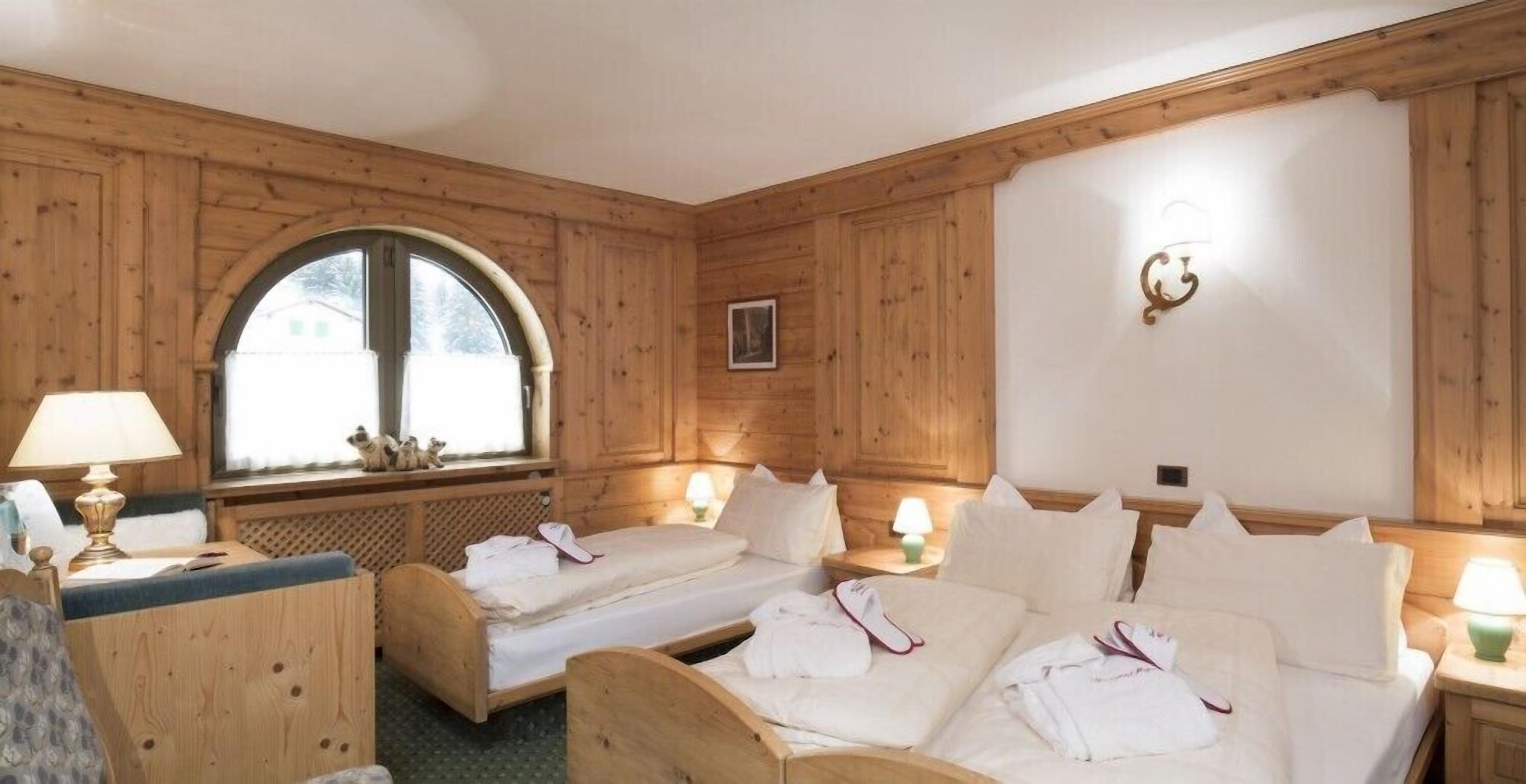 舒適三人房 | 羽絨被、客房內保險箱、布置獨特、書桌