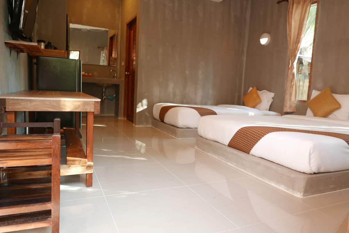 deluxe triple room | minibar, in-room safe, desk, rollaway beds