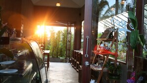 A restaurant with a view of trees and a sunset. - Le Pes Villas (Khanom)