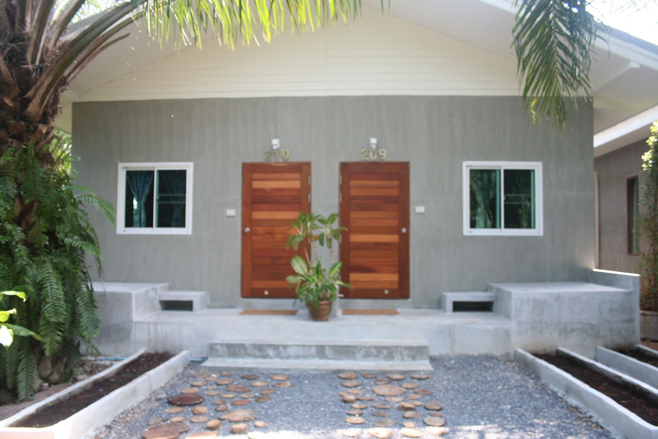 family room | minibar, in-room safe, desk, rollaway beds