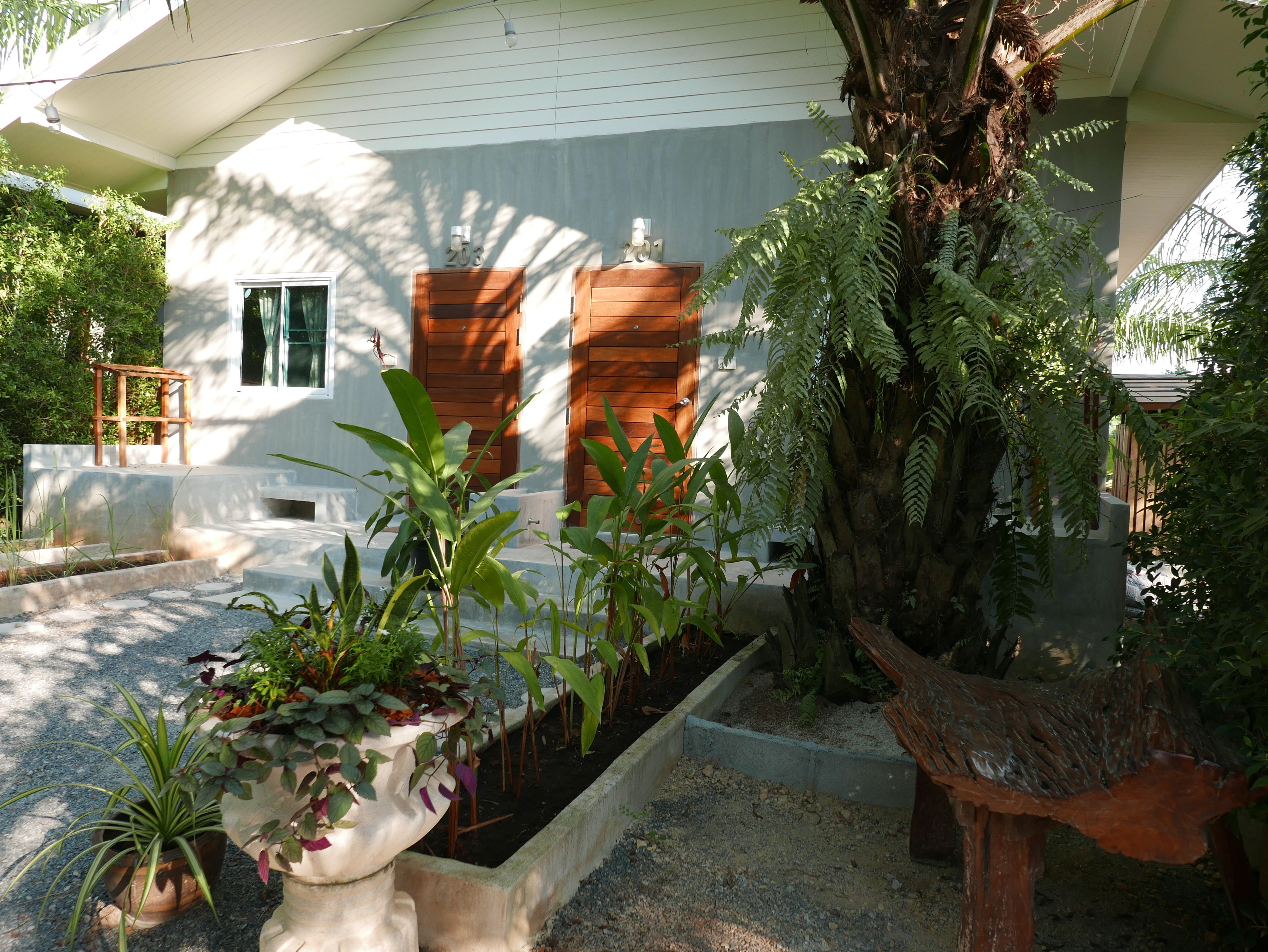 deluxe triple room | minibar, in-room safe, desk, rollaway beds