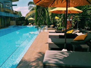 Outdoor pool, pool loungers - Le Pes Villas (Khanom)