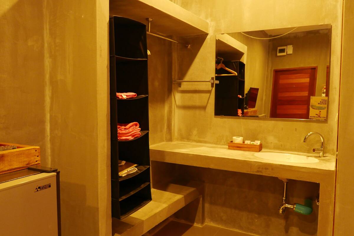 deluxe triple room | minibar, in-room safe, desk, rollaway beds