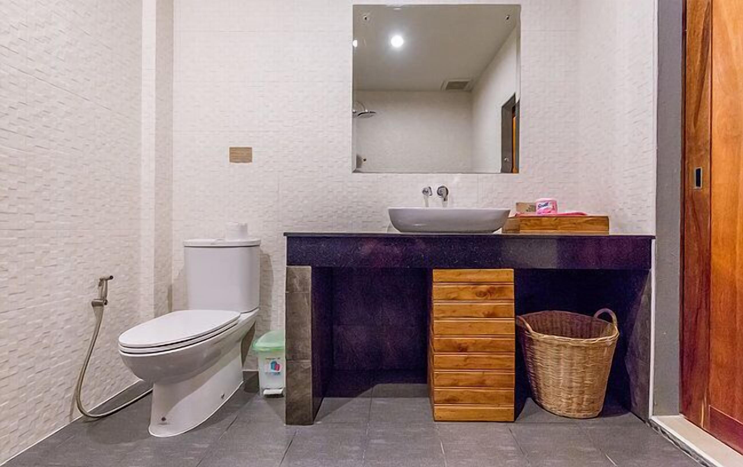 sky suite | bathroom | shower, free toiletries, towels