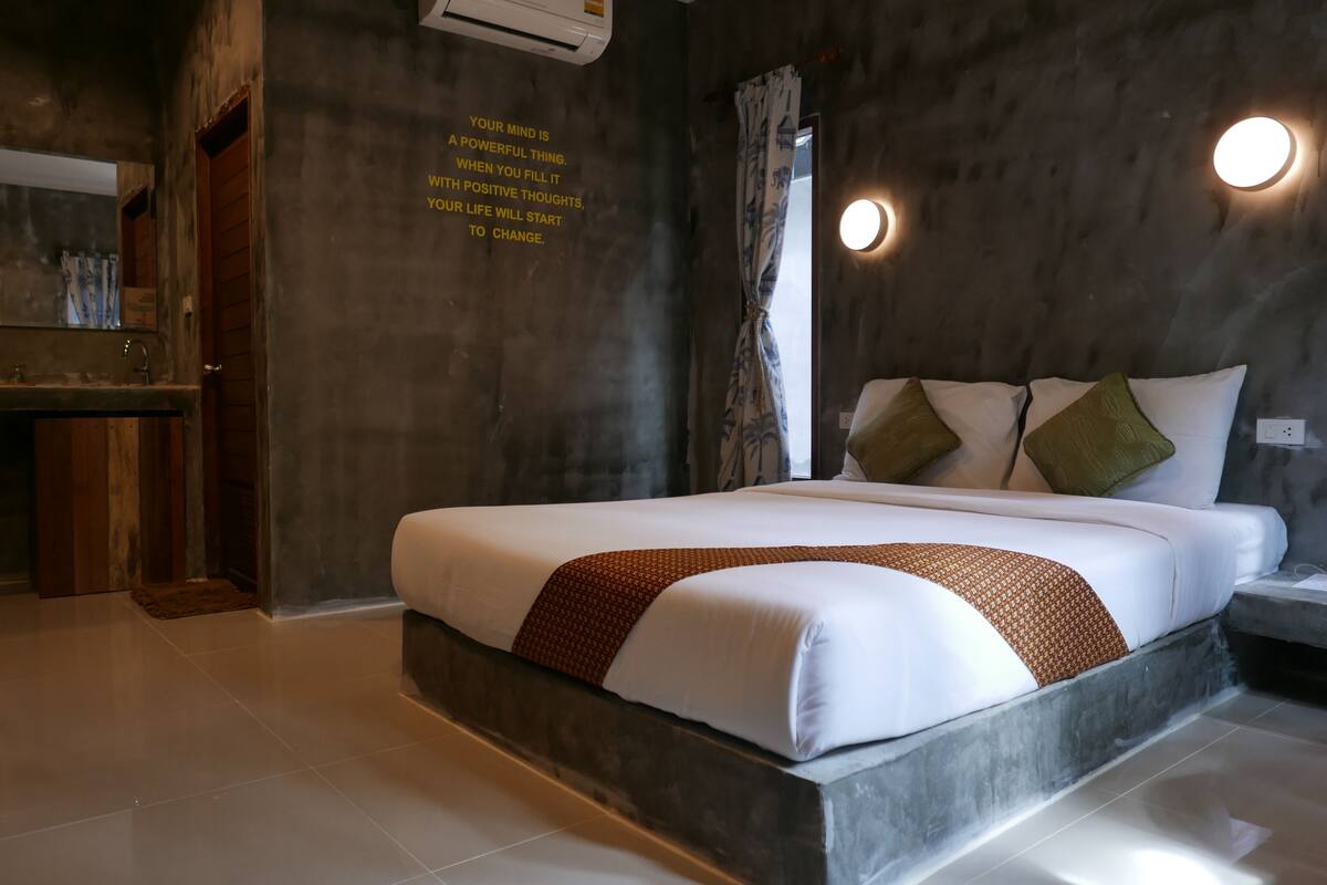 minibar, in-room safe, desk, rollaway beds