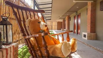 Check-in/check-out kiosk