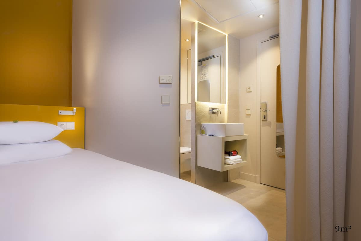 Business Single Room, 1 Large Twin Bed | In-room safe, desk, iron/ironing board, WiFi (free)