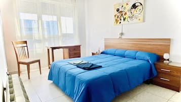 Eenvoudige tweepersoonskamer | Een bureau, verduisterende gordijnen, gratis wifi, beddengoed