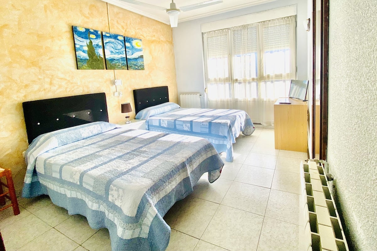 Kamar Twin Basic | Meja kerja, tirai kedap cahaya, Wi-Fi gratis, dan seprai linen