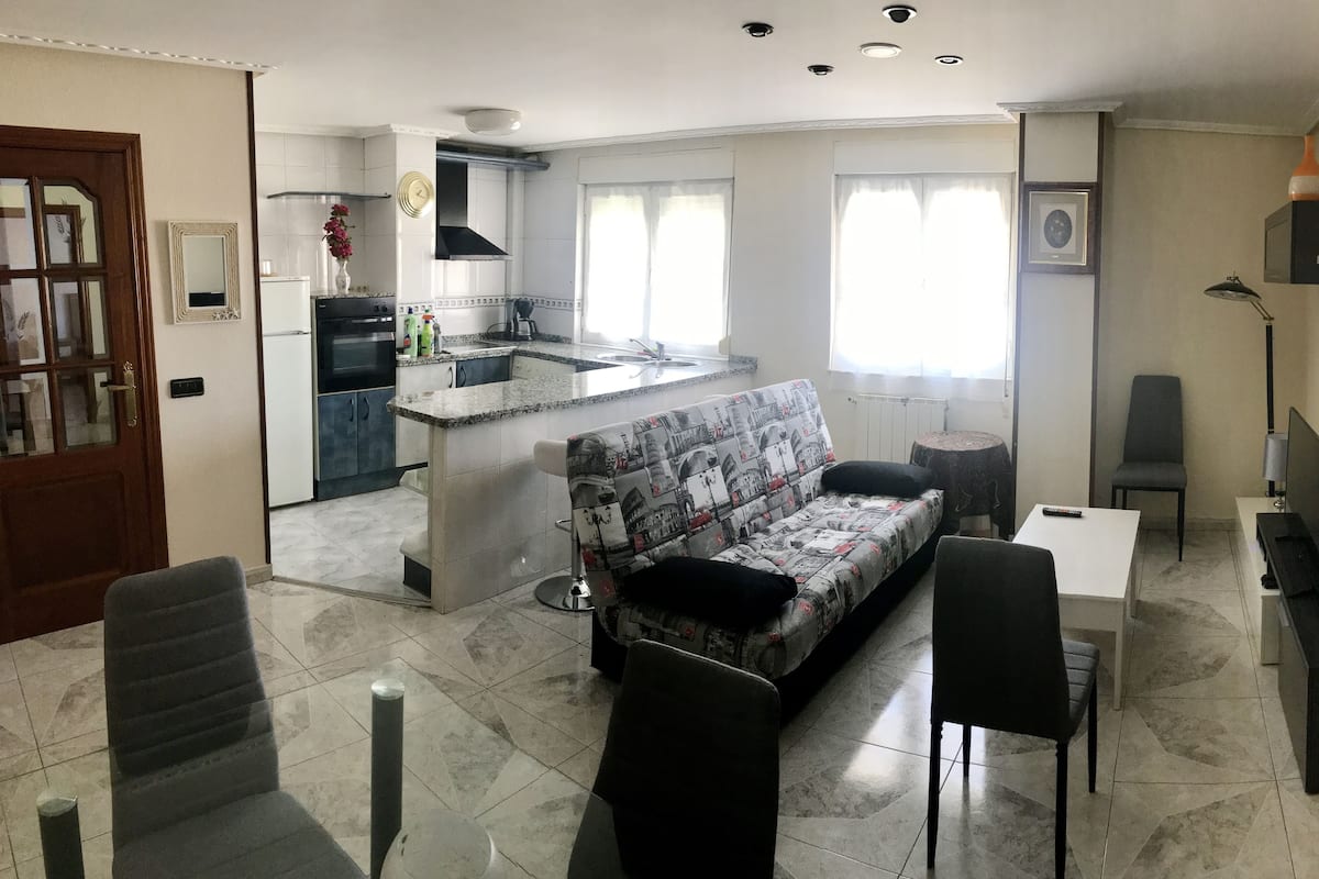 Apartemen | Meja kerja, tirai kedap cahaya, Wi-Fi gratis, dan seprai linen
