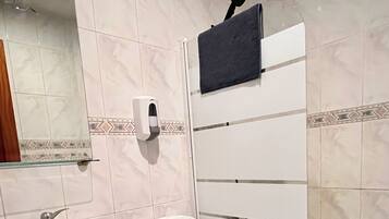 Een badkamer met een wastafel, toilet en bad.