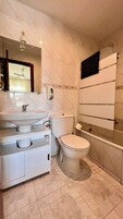 Basic Double Room | Bathroom | Towels