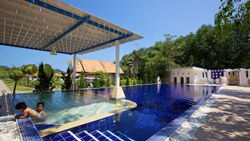 Outdoor pool, pool umbrellas, sun loungers