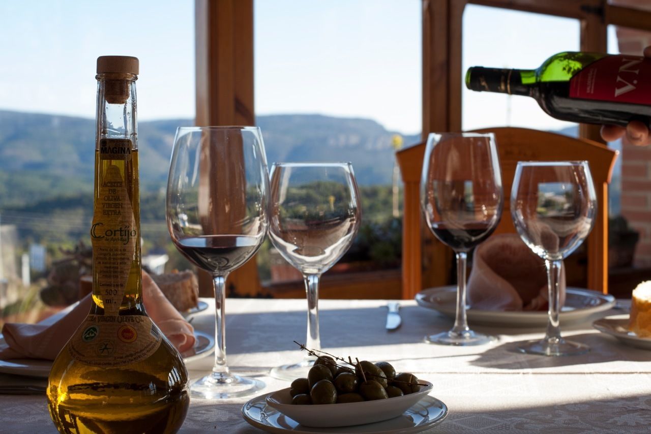 lunch and dinner served