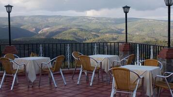 Serveert lunch en diner