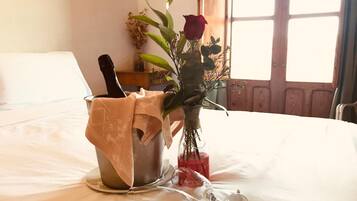 デスク、遮光カーテン、WiFi (無料)