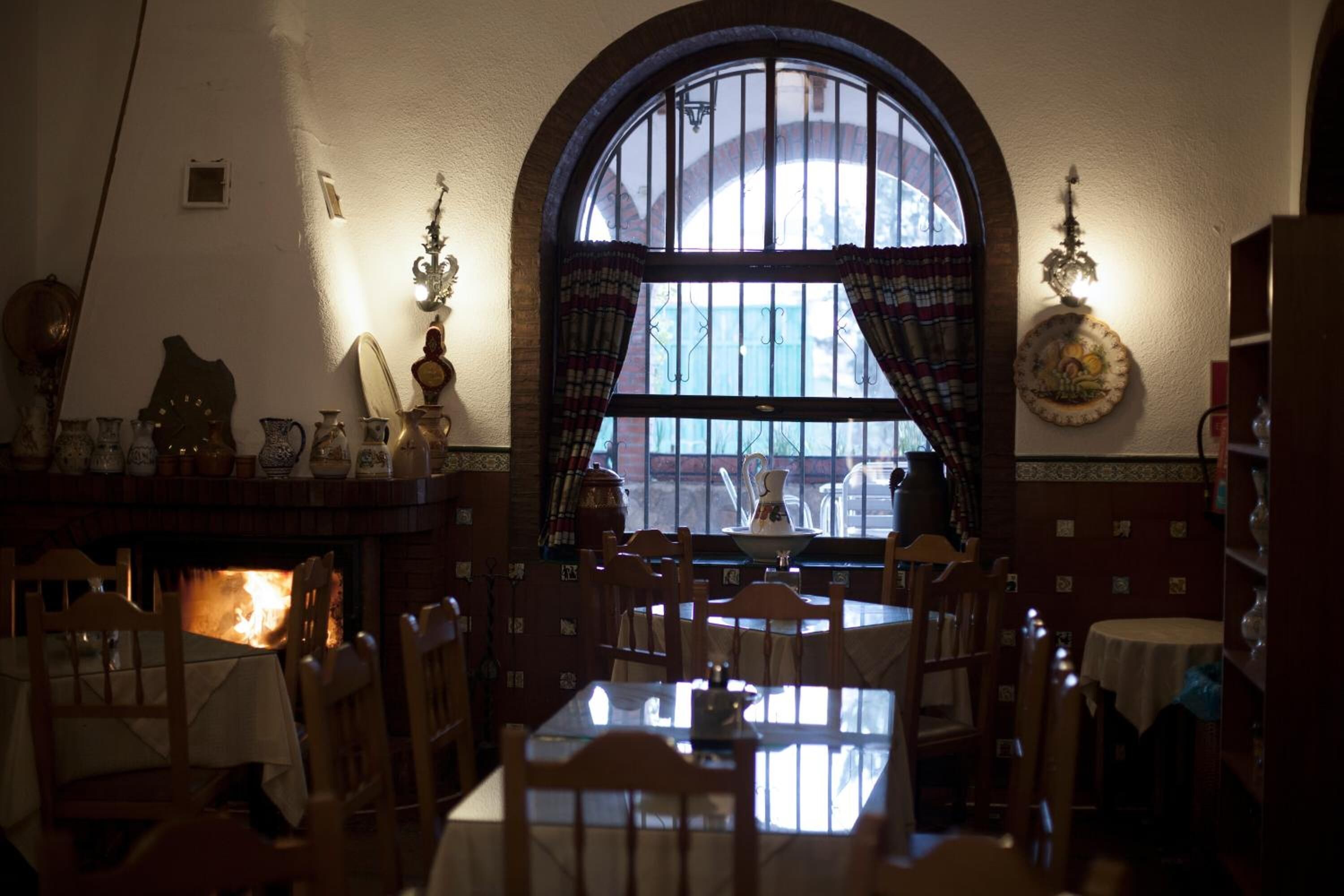 lunch and dinner served