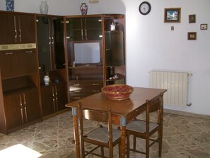 Breakfast (EUR 4 per person)